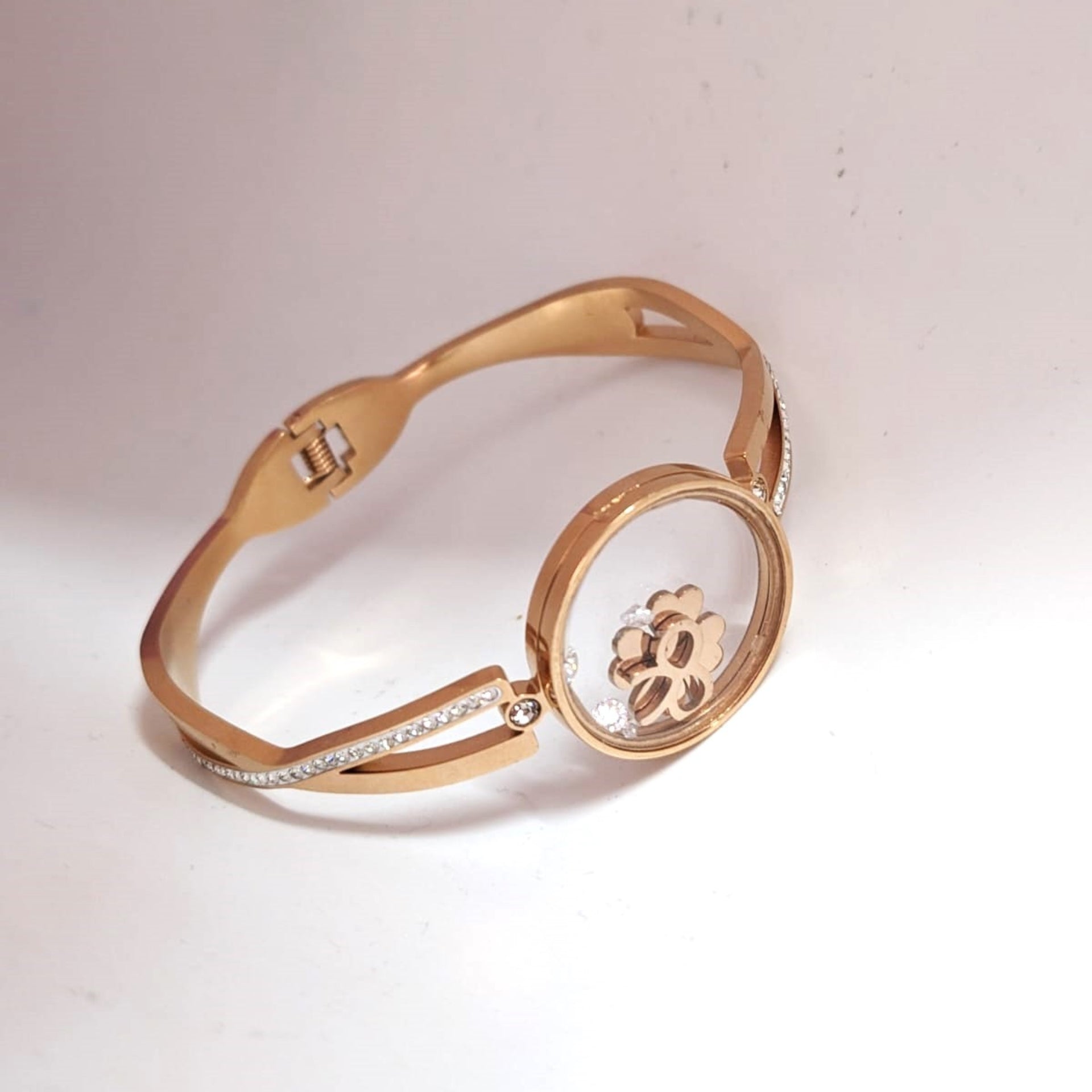 Stylish Circular Clover Design Bracelet