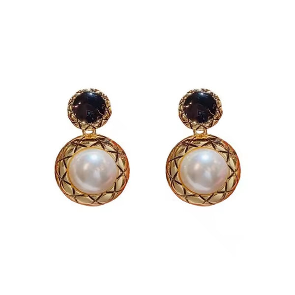Timeless Black & White Ear Studs
