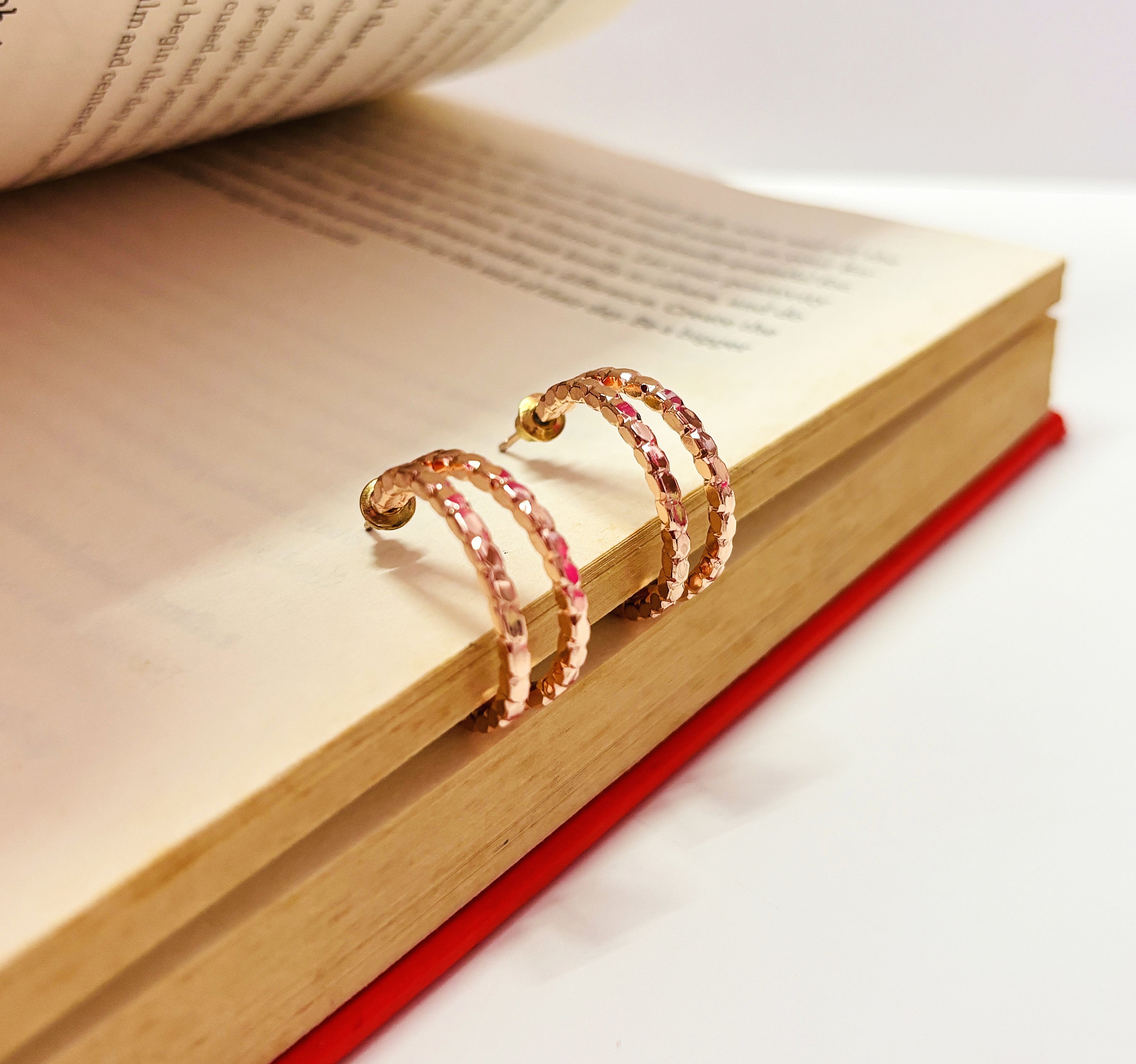 Rose Gold Elegant Hoop Earrings – Lightweight Daily Wear