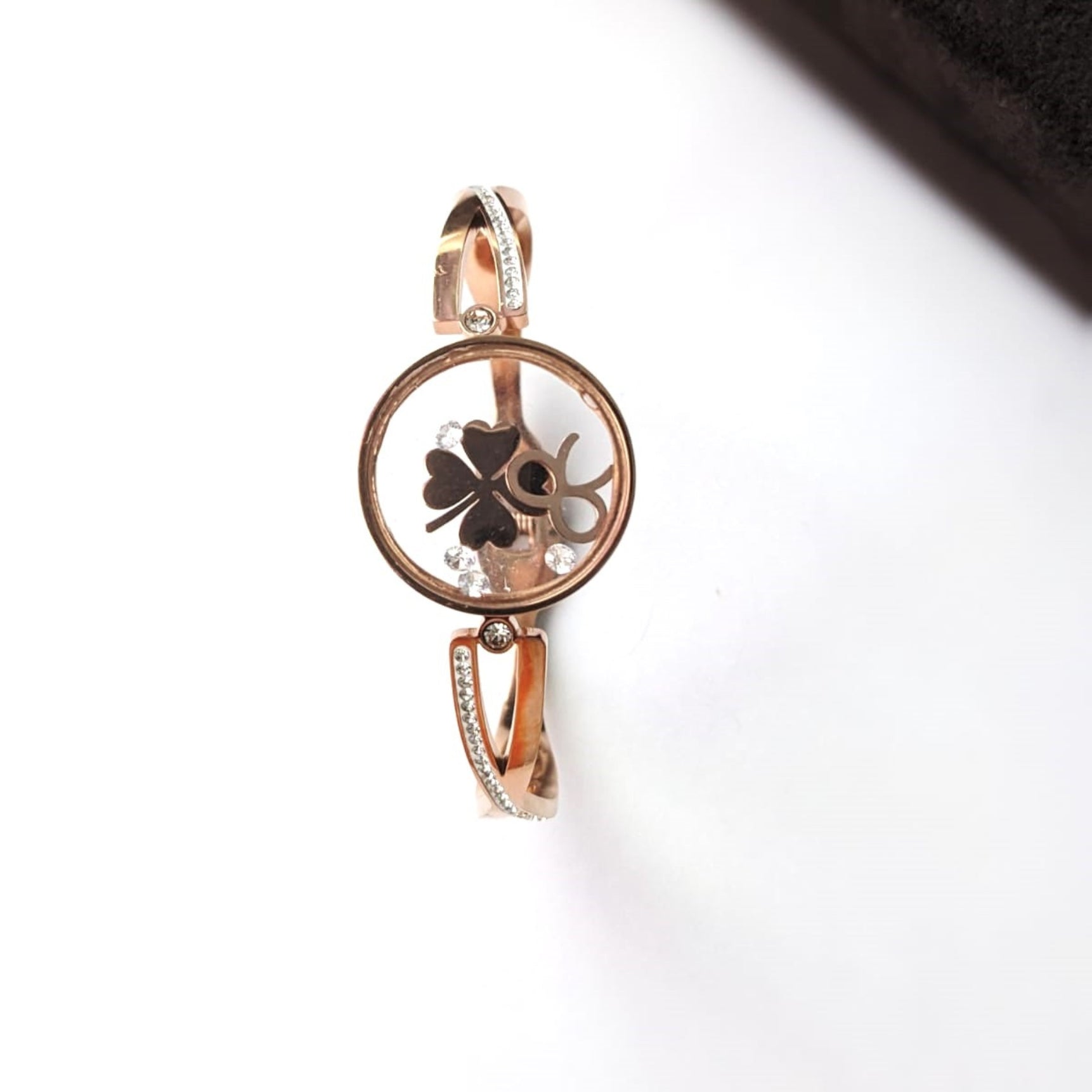 Stylish Circular Clover Design Bracelet