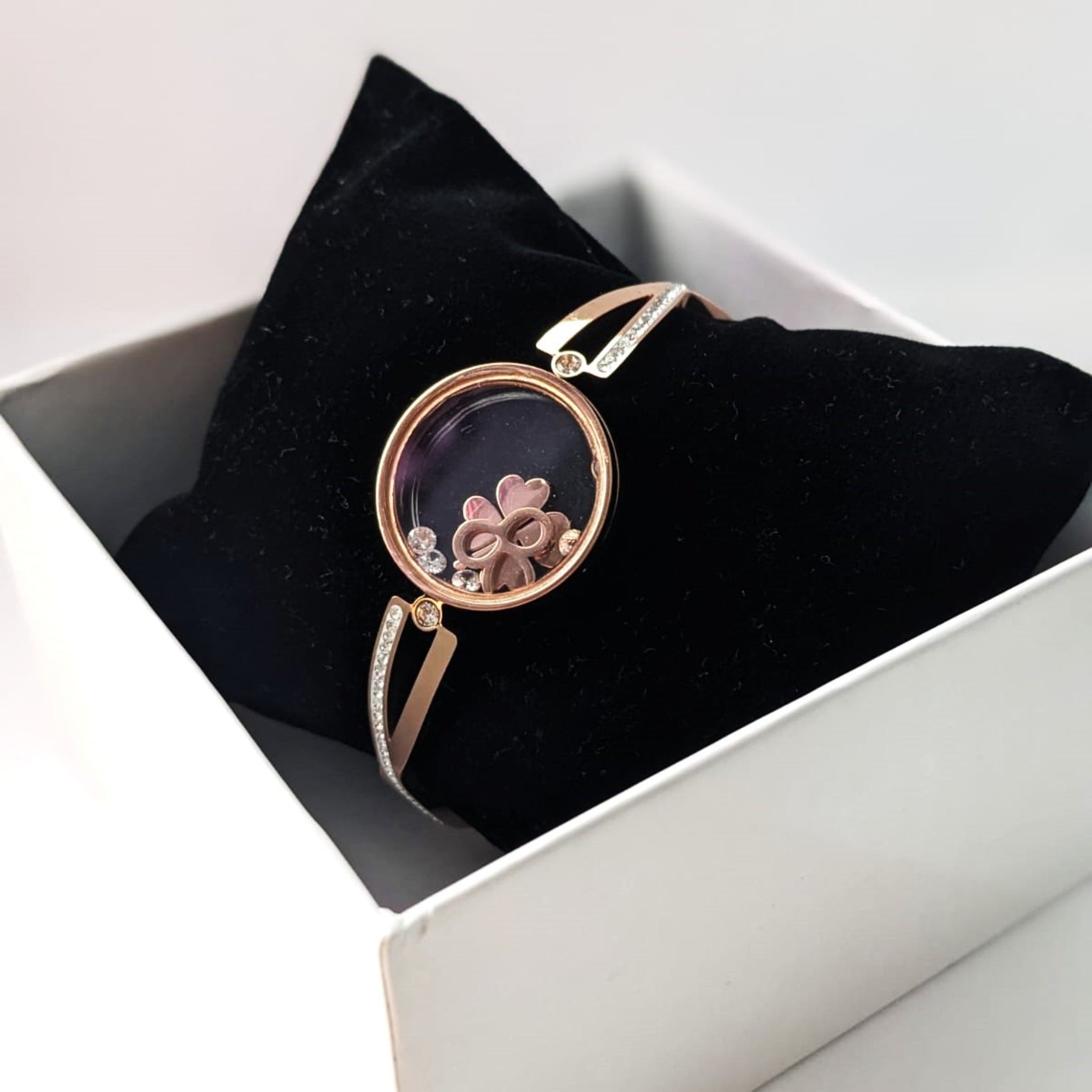 Stylish Circular Clover Design Bracelet