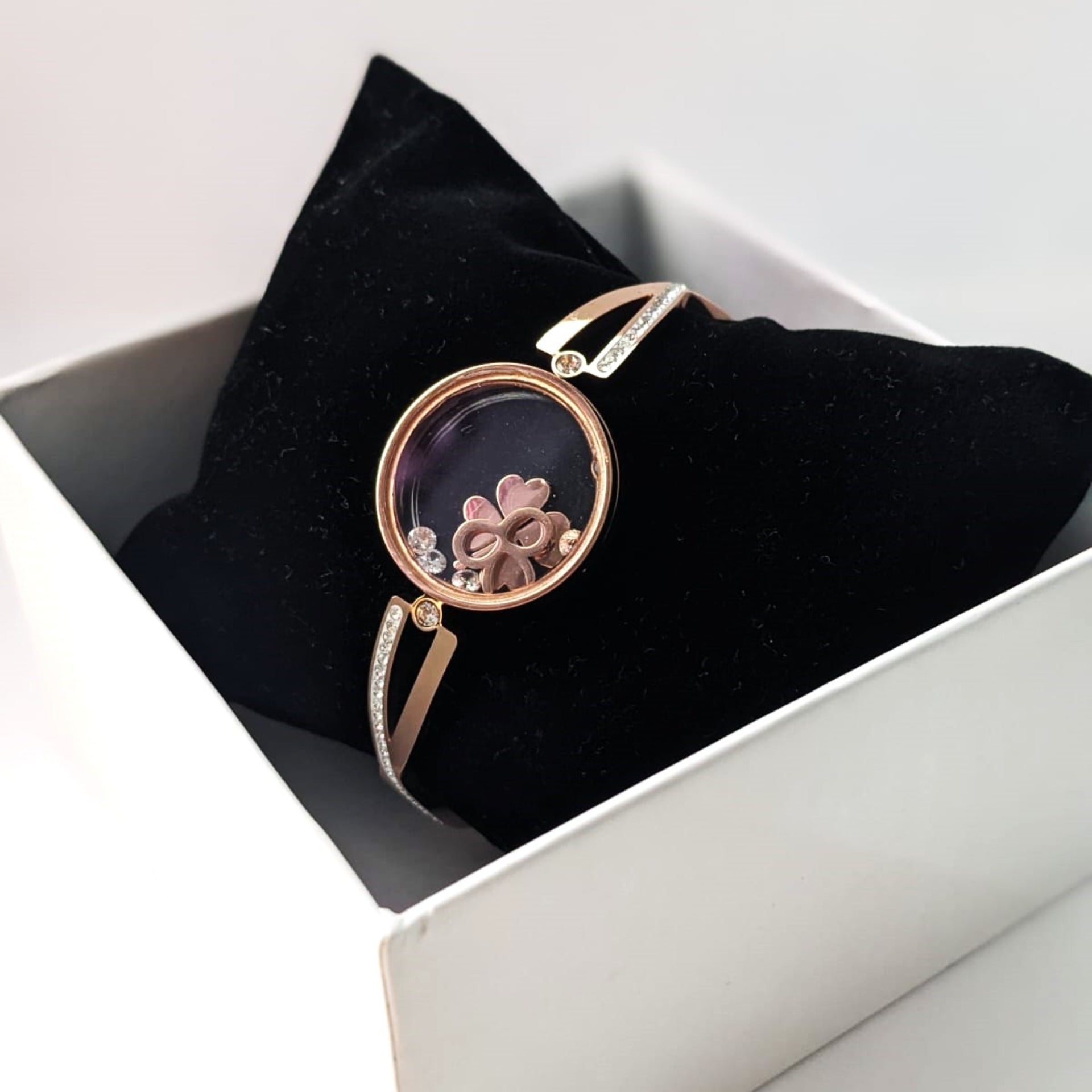 Stylish Circular Clover Design Bracelet