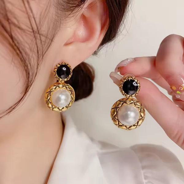 Timeless Black & White Ear Studs