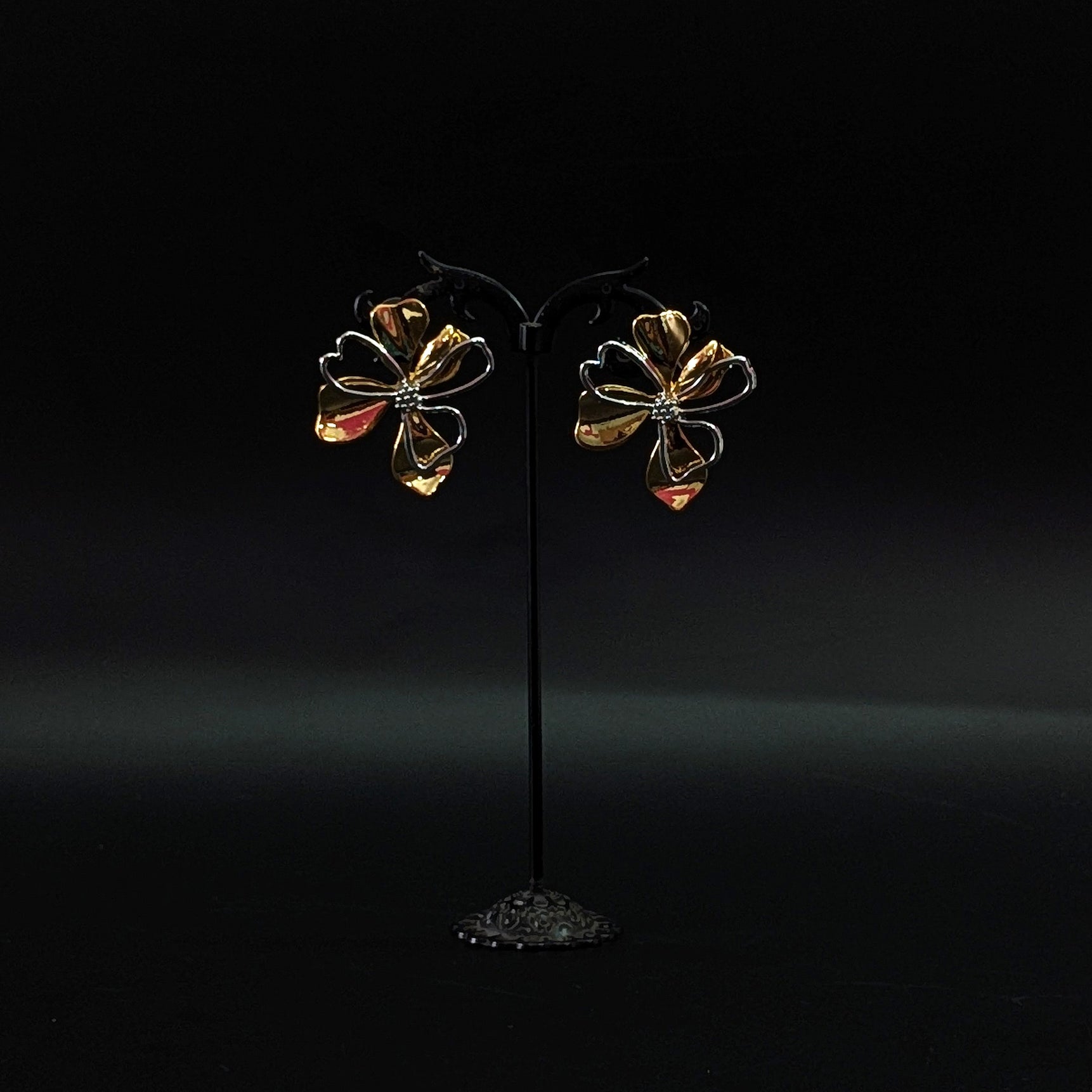 Golden Flower Stud Earrings – Elegant Daily & Party Wear