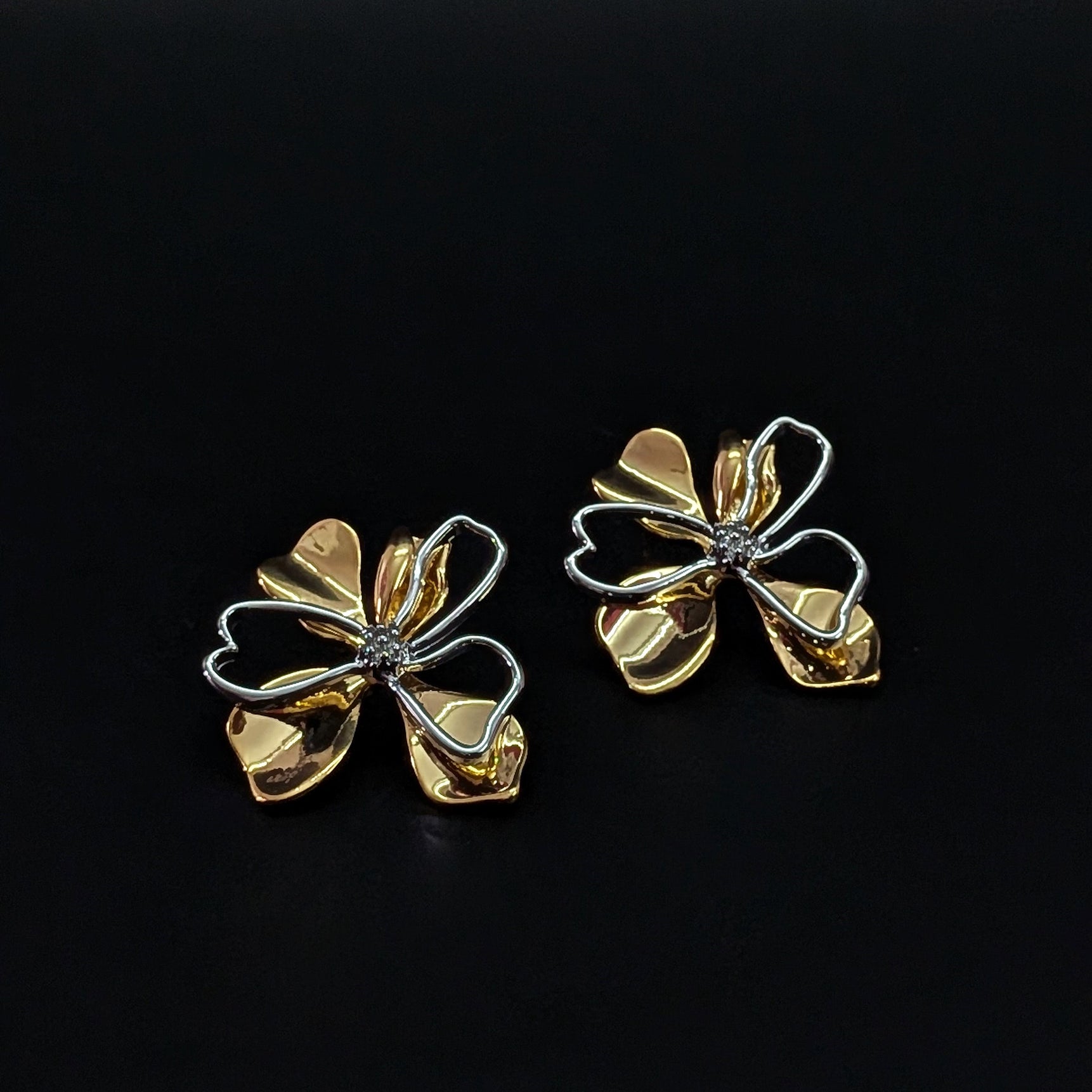 Golden Flower Stud Earrings – Elegant Daily & Party Wear