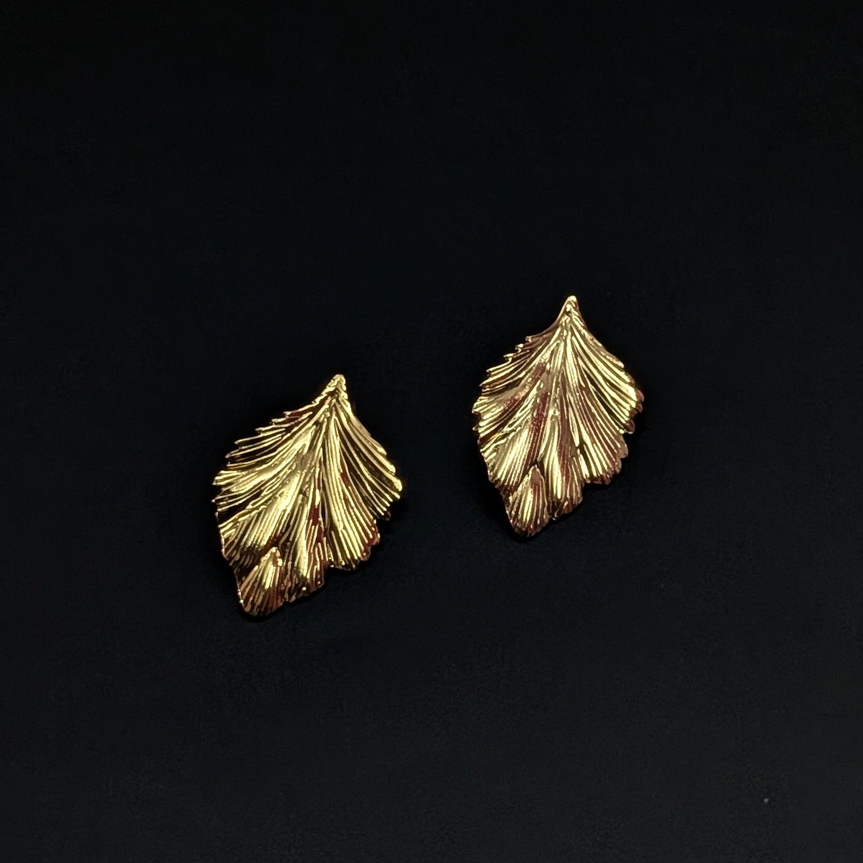 Golden Leaf Stud Earrings – Elegant Nature-Inspired Jewelry