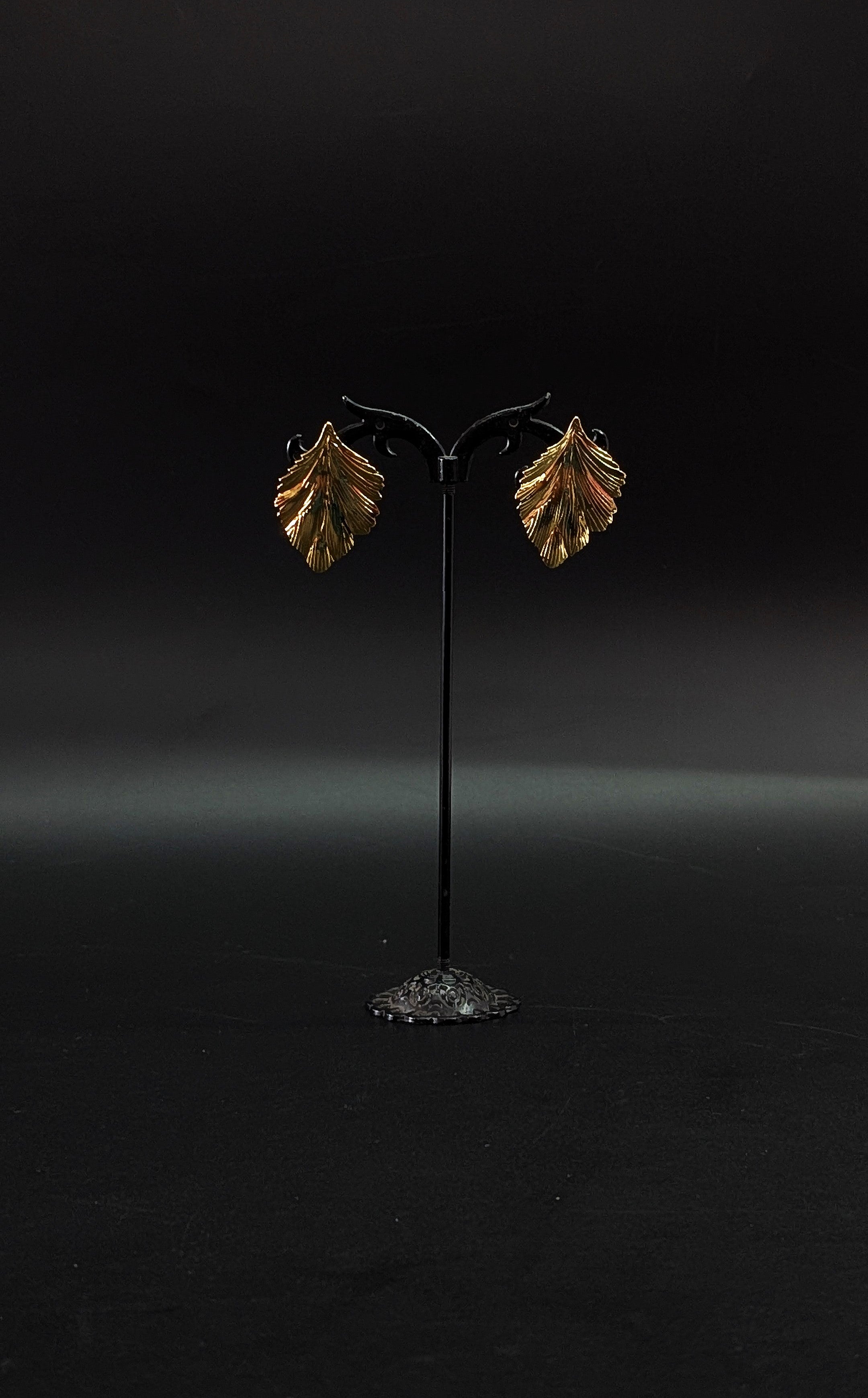 Golden Leaf Stud Earrings – Elegant Nature-Inspired Jewelry